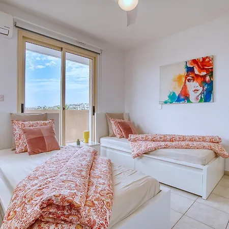 Royal Seacrest Star - Near Venus Apartment Paphos